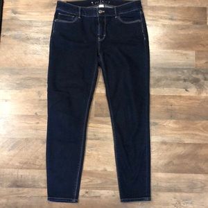 White House Black Market Size 4 Crop Jeans